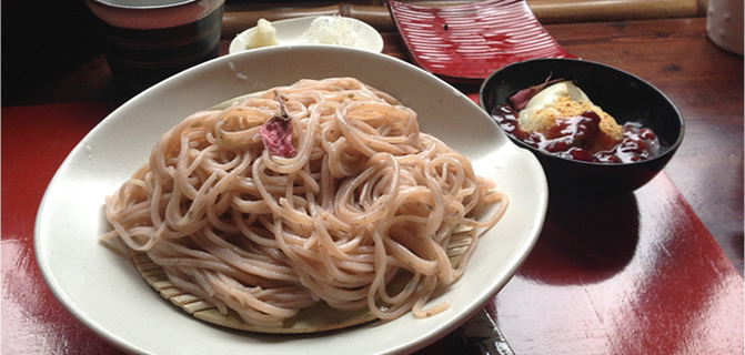 桜を手打ち蕎麦に練りこんで