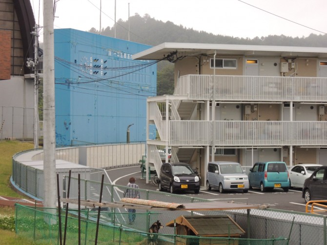 高台の野球場に建てられた３階建ての被災者用住宅（女川町）