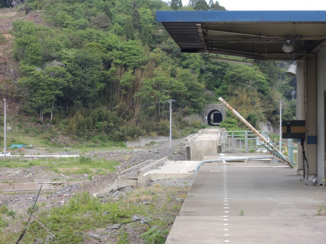 清水浜駅のホームと分断された軌道