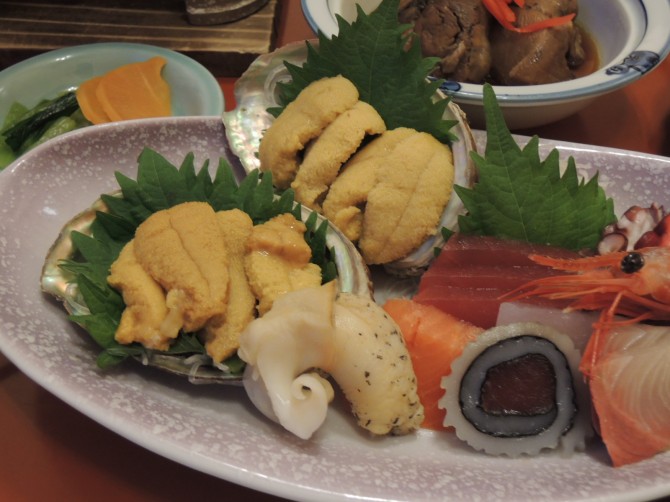 メインの生ウニ。甘味と磯の香りがたまらん