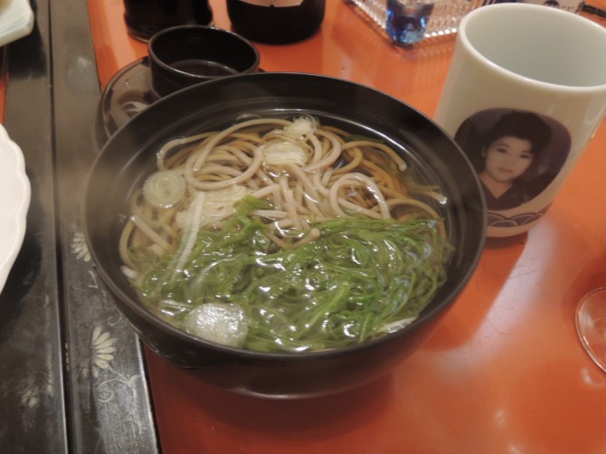 大きめの椀に入った蕎麦。三陸特産の“ふのり”がたっぷり入ってます