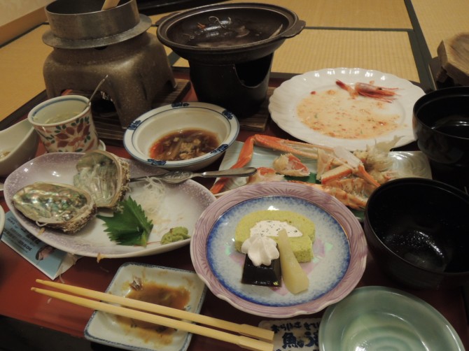 食った食った、ひたすら食った。残すはデザートのみ・・・