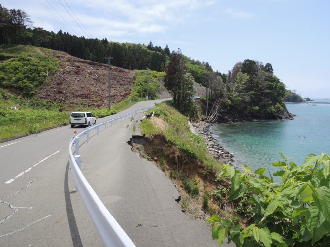 路肩が崩落したままの道路