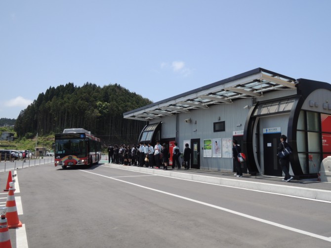 南三陸町志津川のＢＲＴ（代行バス）停留所。地元の高校生で車内は大賑わい