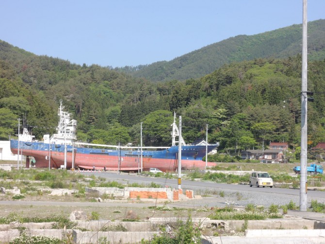 住宅街に打ち揚げられた延縄漁船