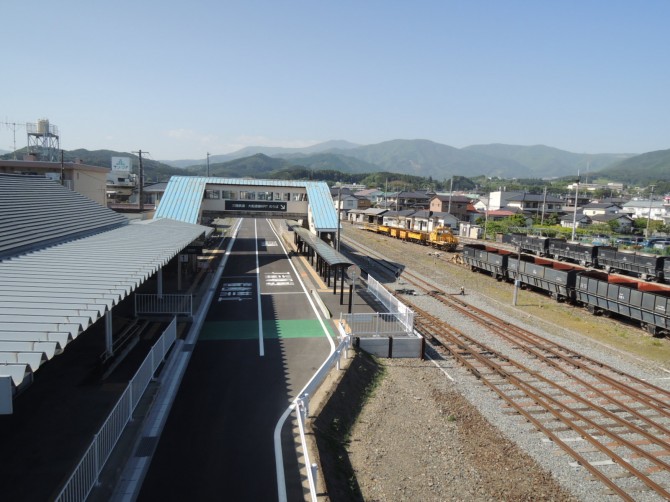 線路を撤去し、アスファルトで舗装してバス専用道路になった気仙沼線・盛駅（大船渡）