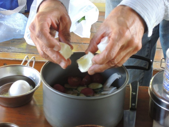 こちらはサラダ。半熟玉子を入れます