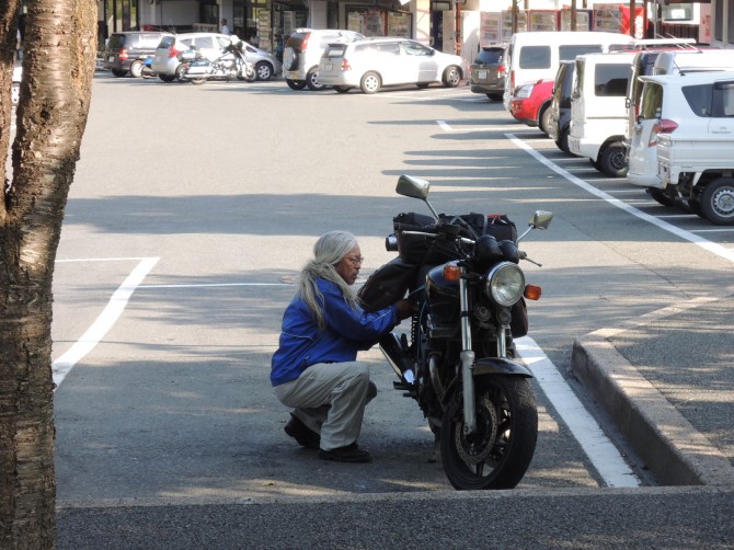 愛車を点検するＳさん。このときばかりは、目が真剣