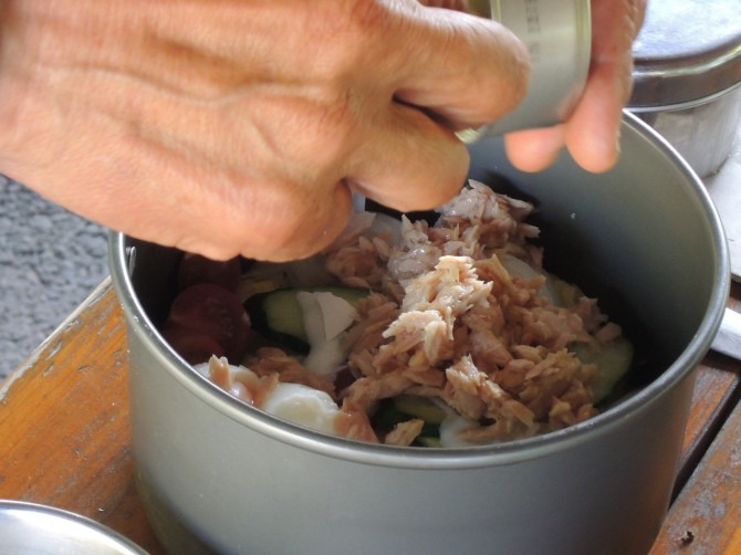 さっきまで炊飯器の蓋の重しになっていたツナ缶の出番です