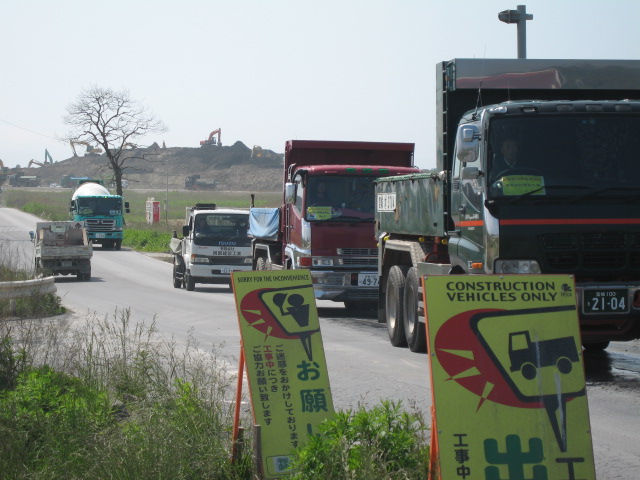 海岸から砂を運ぶ震災復興ダンプ。三陸海岸では日常的な風景に・・・