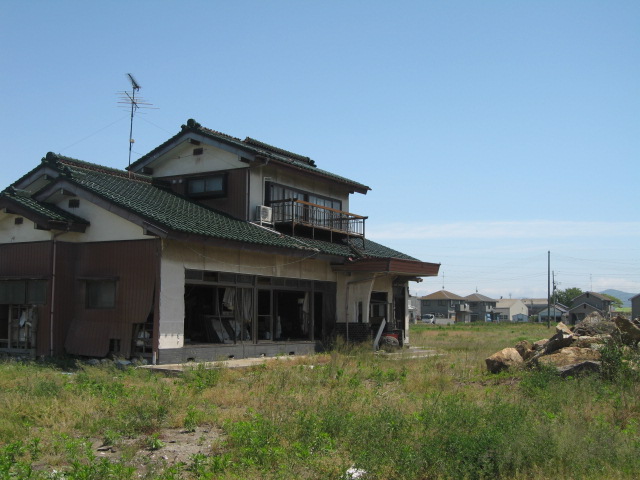 事業用地として再開発が決まった地域では、主を失った家が放置されたまま・・・