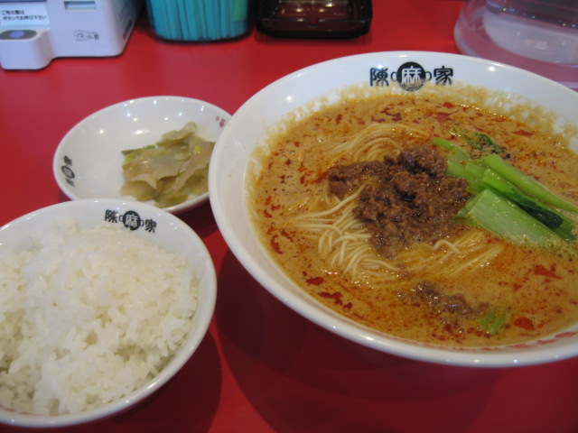 国道沿いで見つけた、坦々麺。けっこういける！５０円追加で、ご飯とザーサイ食べ放題