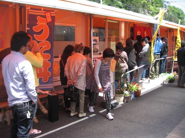 「うに丼」の仮説店舗にできた被災地ツアー客の行列