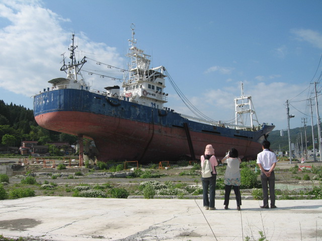 国道沿いの住宅街に打ち揚げられた延縄漁船。解体作業はストップしたまま・・・（気仙沼）