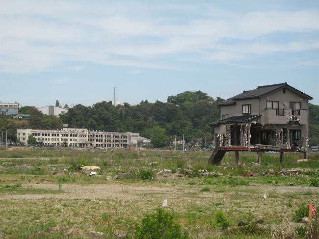 高台の手前に見えるのは小学校。大津波のあと火災が発生した