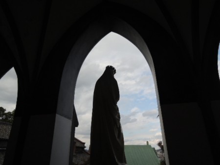 天主堂の正面玄関の立つ聖母マリア像