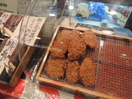 名物のながさき鯨カツ　揚げたあとから次々売れていきます