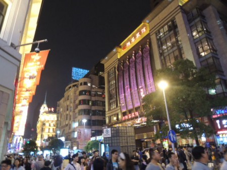 上海市の規則で店は深夜１２時まで営業