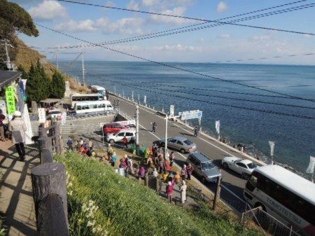 駐車場が満車のときは、近くの臨時駐車場からシャトルバスが運行