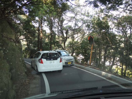 険しく狭い山道。対向車に出くわすとすれ違うのが大変・・・