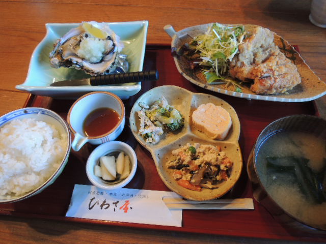 地元でとれた岩がきと阿波尾鶏の唐揚げ定食。 なんと、１，５００円。驚きのコスパ！