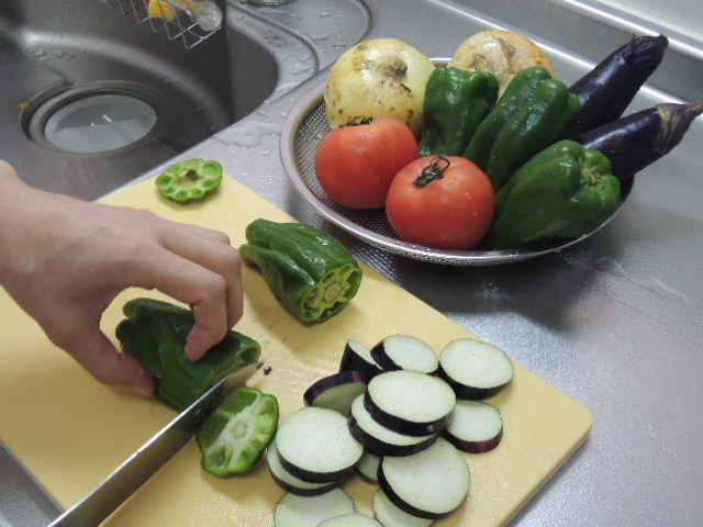 まずは野菜の下拵えから