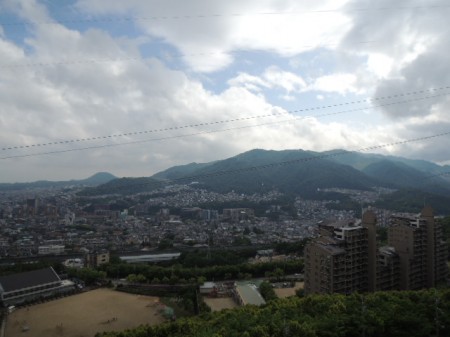 雲間から青空がのぞく